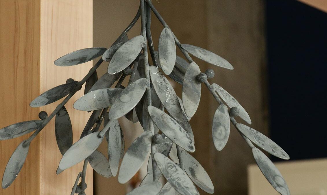christmas decoration metal mistletoe2