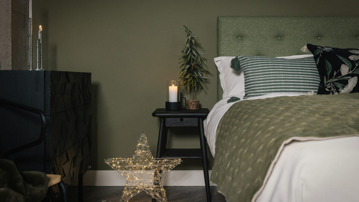 Xmas bedroom with green tones and light up star