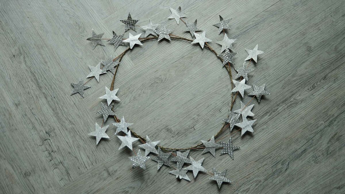 simple minimal christmas wreath with silver stars