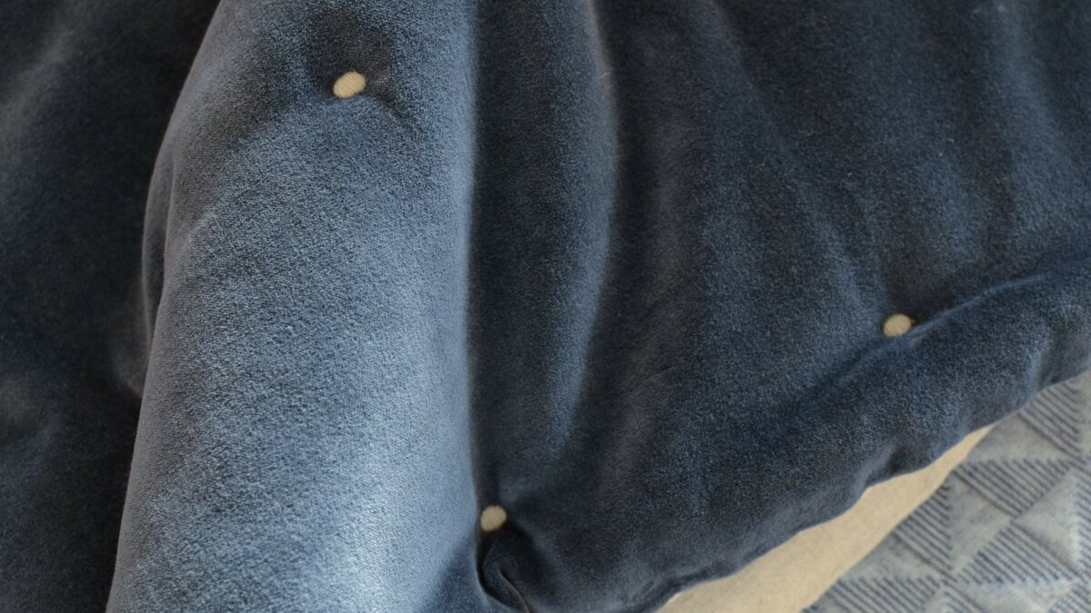 christy dark blue velvet quilt5