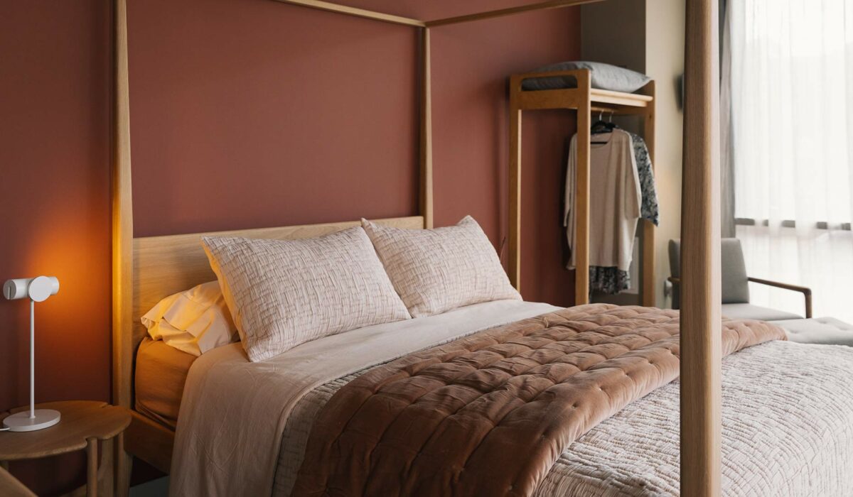 cinnamon quilt on oak Canterbury 4 poster