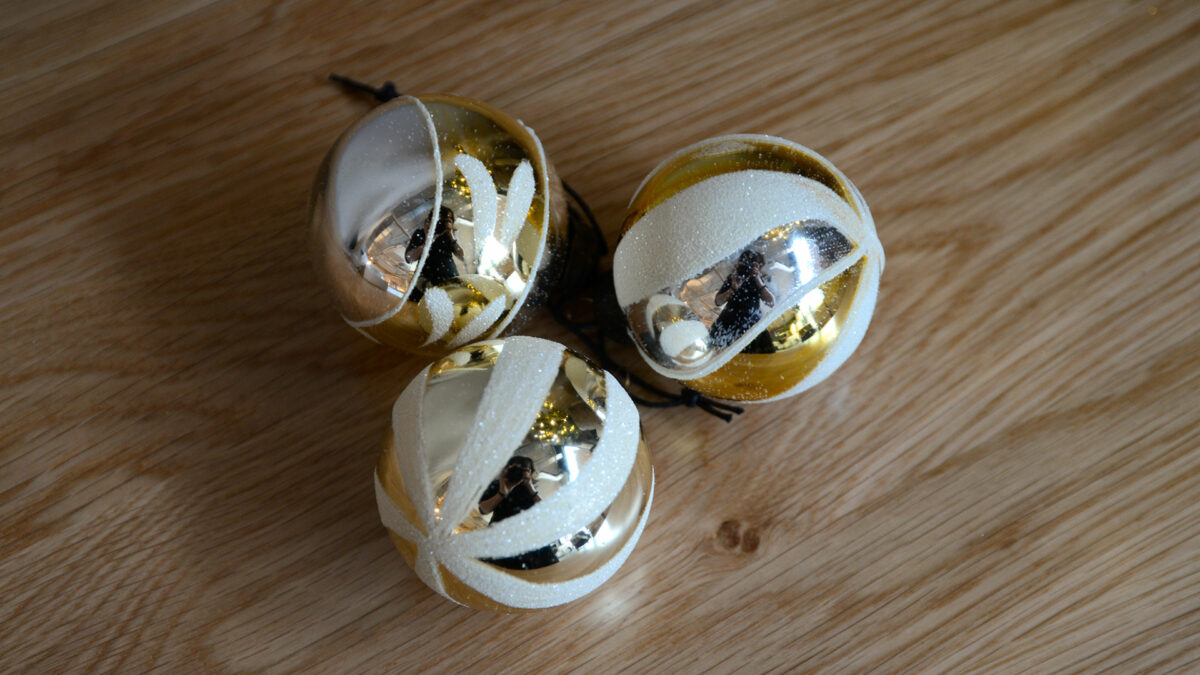 silver and gold xmas baubles