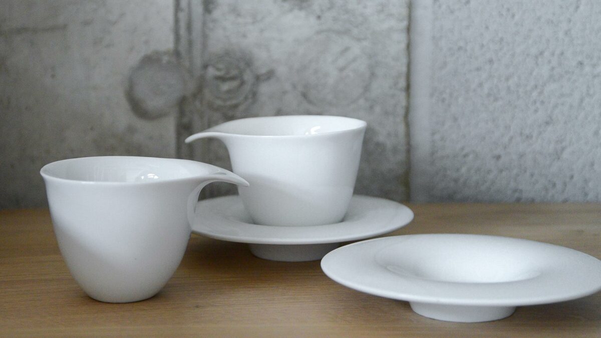 modern curvy porcelain tea cups and saucers set