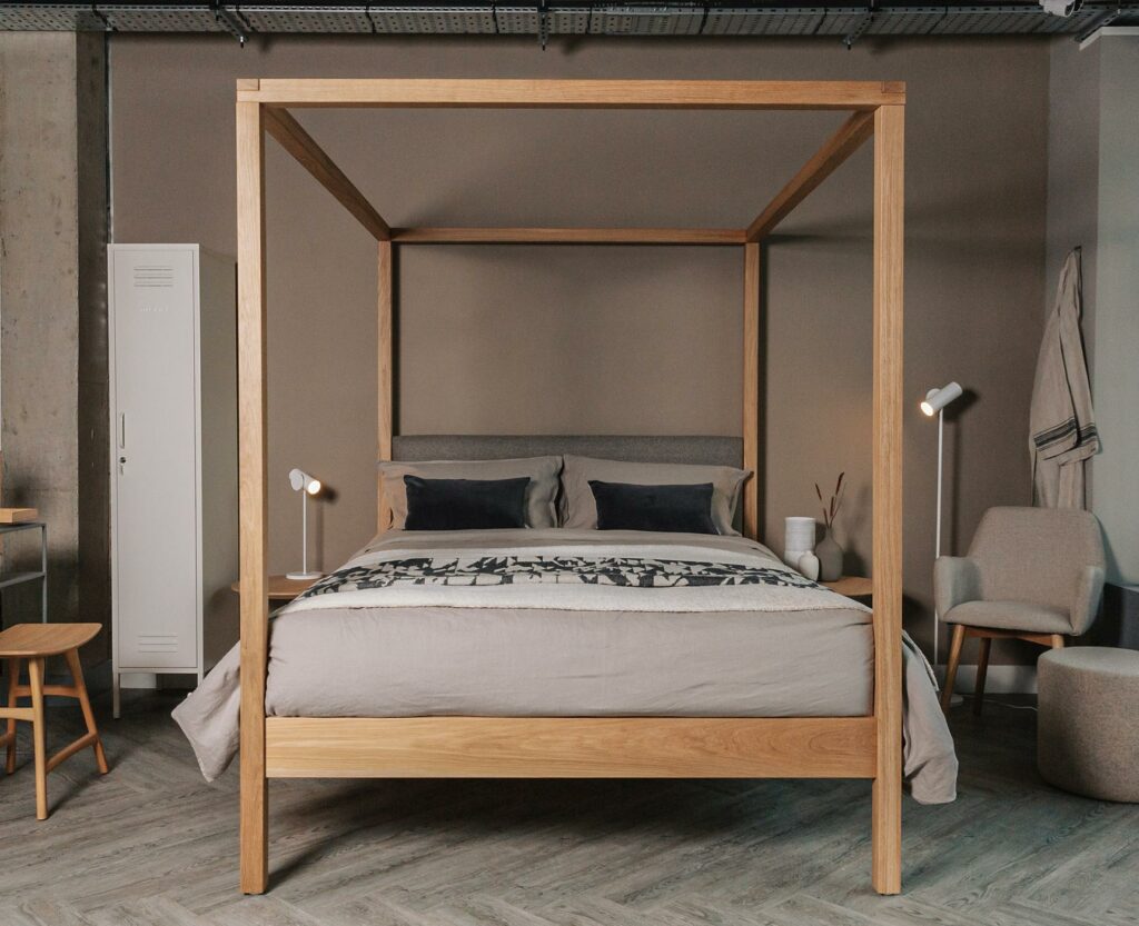 contemporary four poster in oak 1400 neutral look