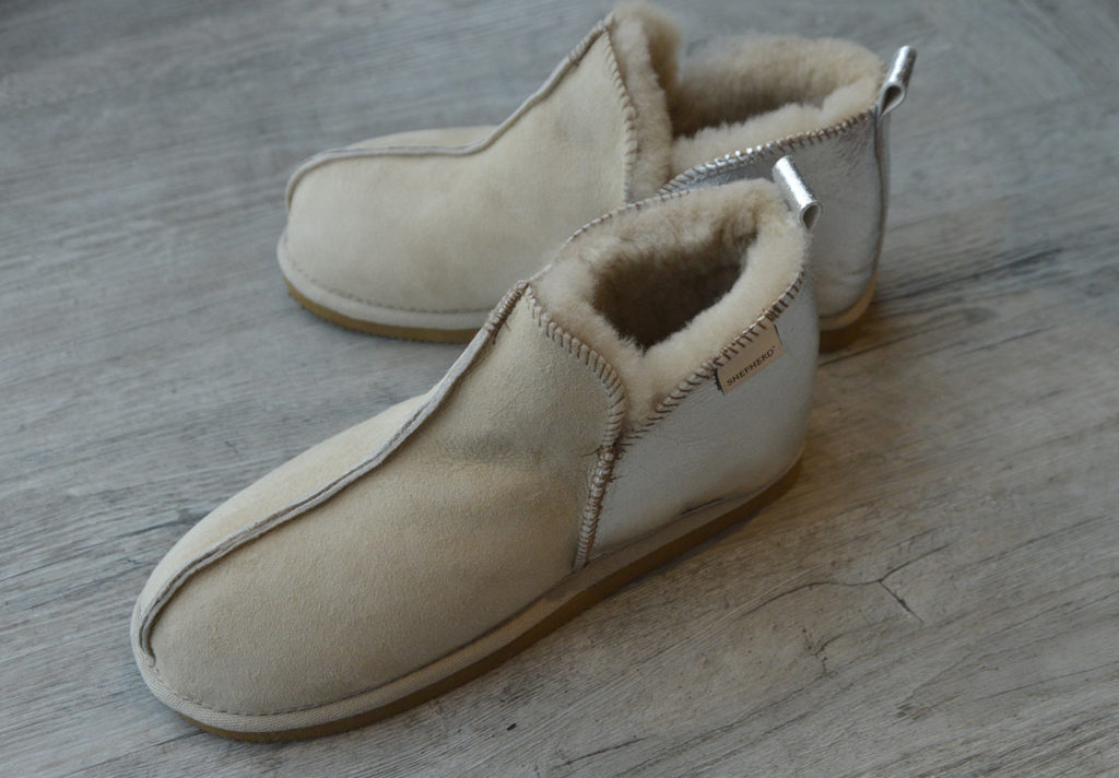 cosy-sheepskin-slippers-silver-&-sand