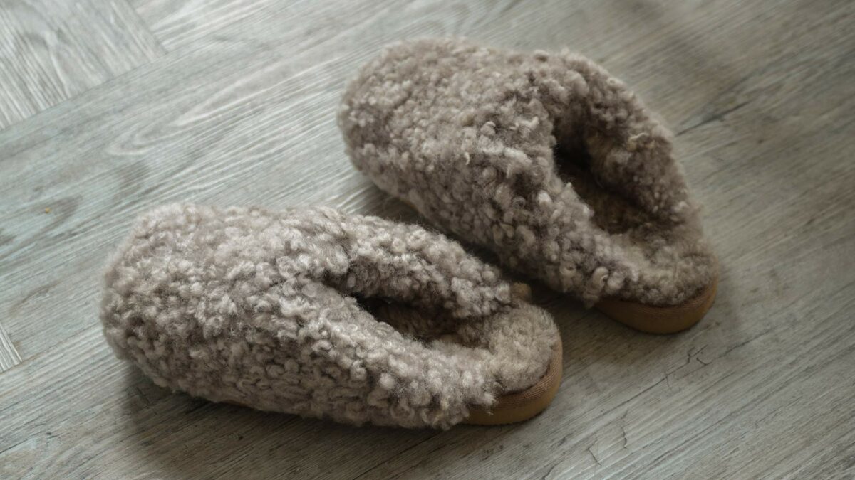 curly sheepskin open heel slippers in beige