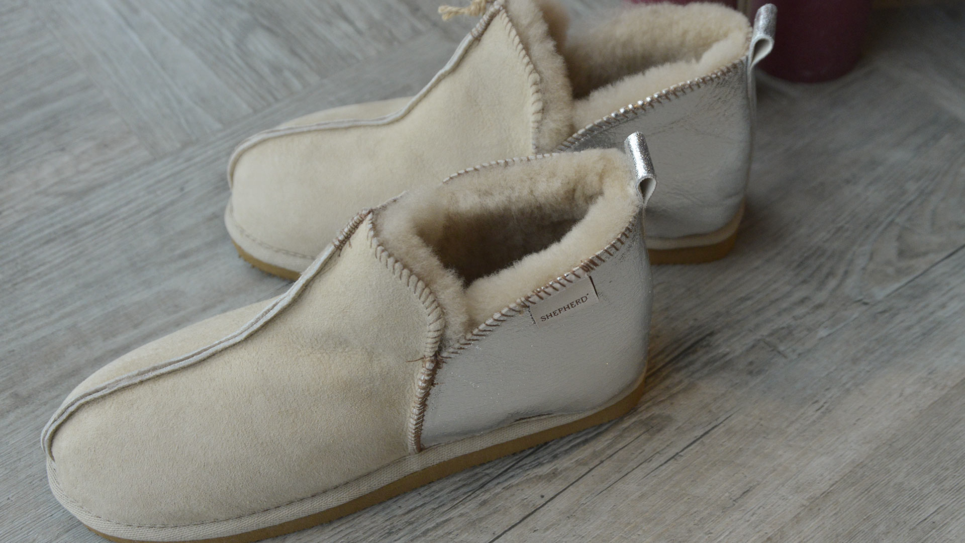 præst ser godt ud Forkæl dig Annie Cosy Sheepskin Slippers | Silver & Sand Suede | Natural Bed Co