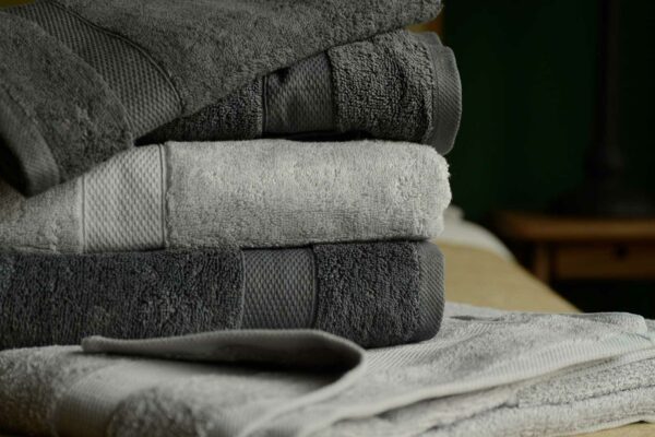 https://www.naturalbedcompany.co.uk/wp-content/uploads/cotton-terry-towels-in-dark-grey-and-light-grey-600x400.jpg