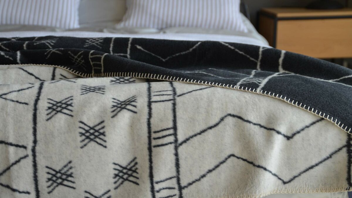 crean and charcoal reversible cosy blanket cross hatch 2