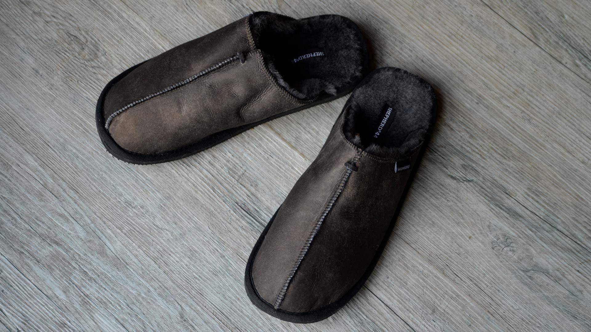 det samme værksted på Black Sole Sheepskin Slippers | Hugo | Natural Bed Company