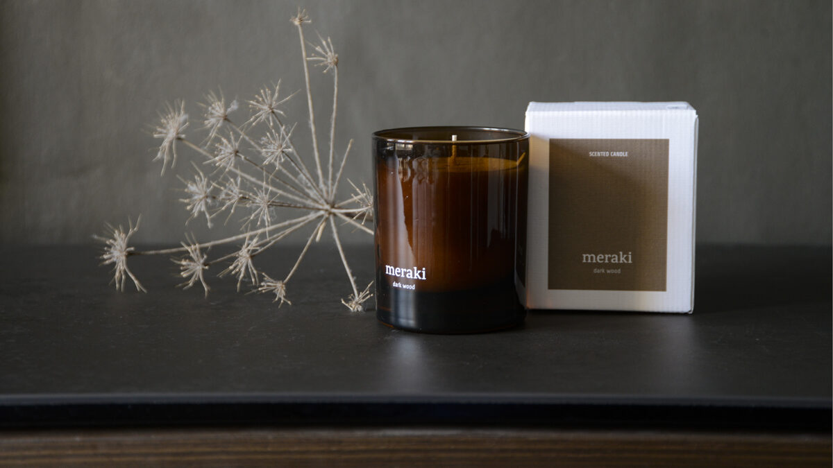 dark wood scented candle