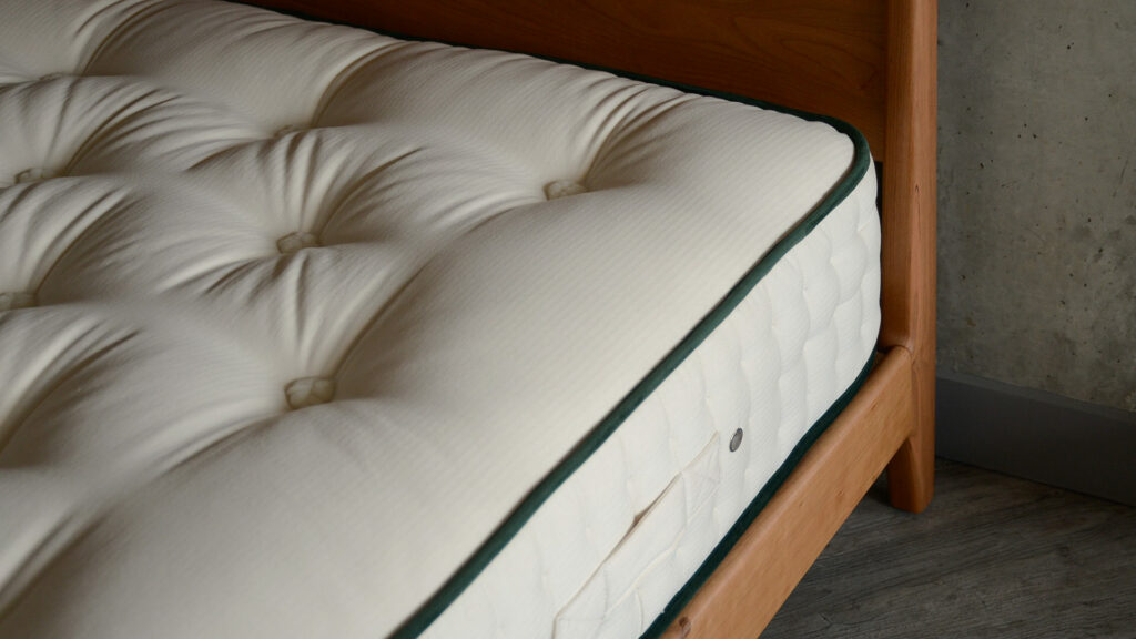 deluxe 5500 organic mattress side view