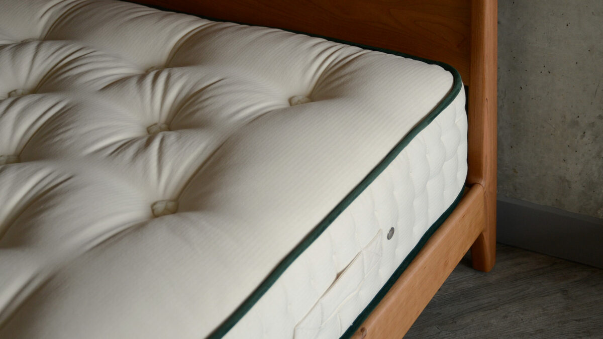 deluxe 5500 organic mattress side view