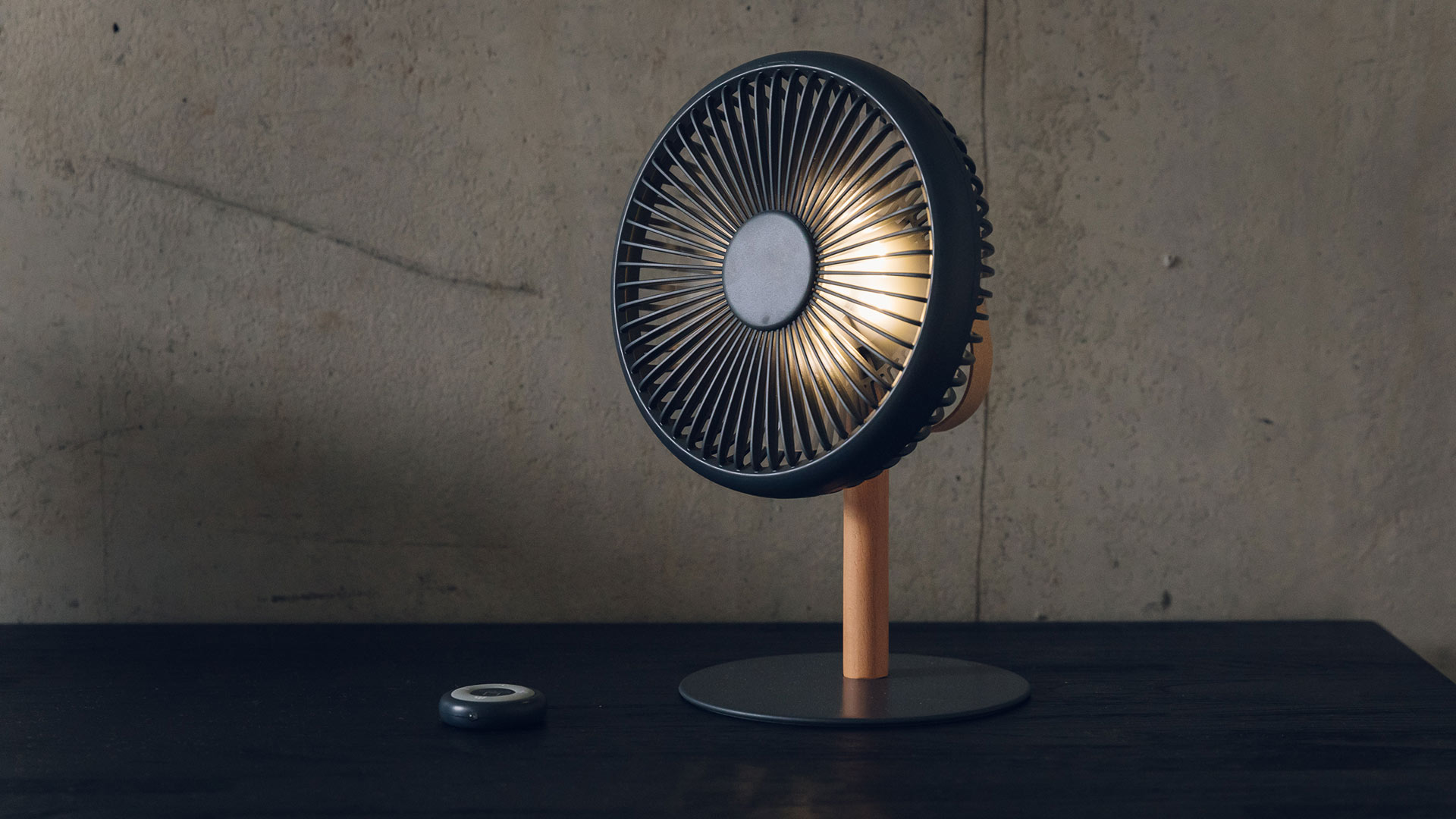 Modern Fan with Remote Control - Natural Company