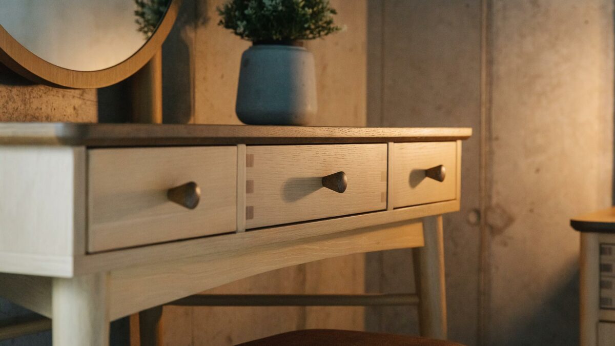dressing table detail 1280