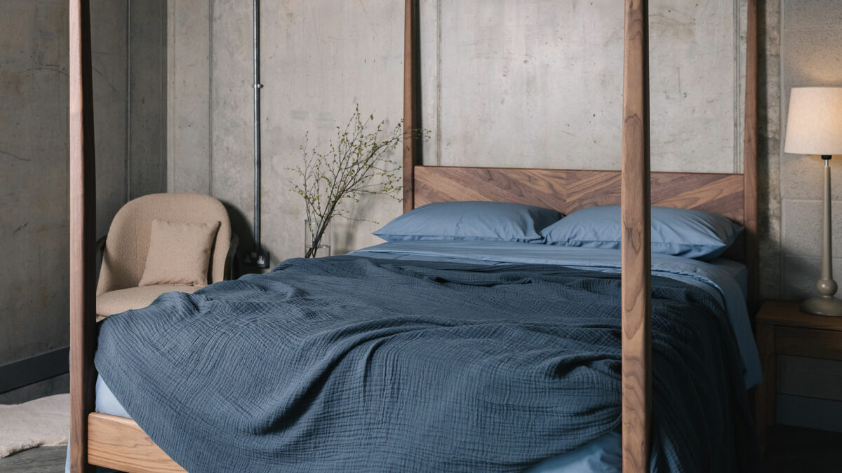 dusk blue bedspread on walnut 4 poster 1280