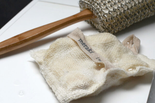 exfoliating-mitt-and-bamboo-handle-exfoliator