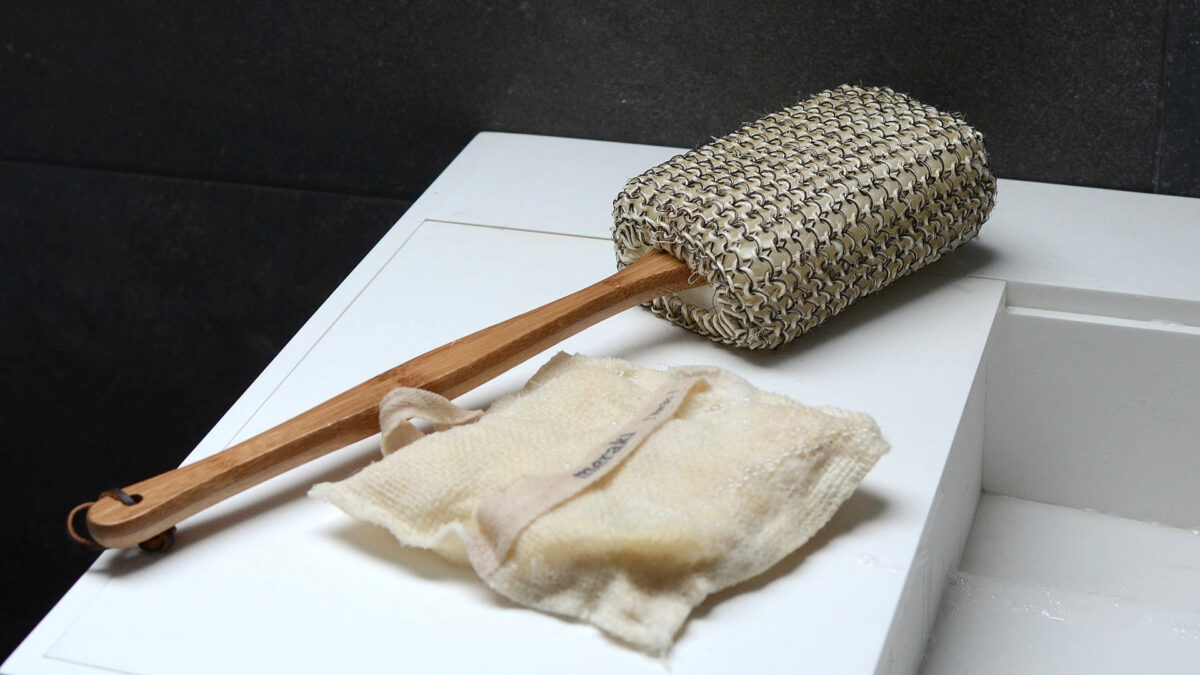 exfoliating-mitt-and-bamboo-handle-exfoliator