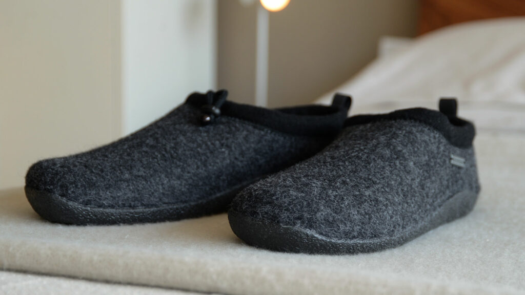 felt slippers with toggle