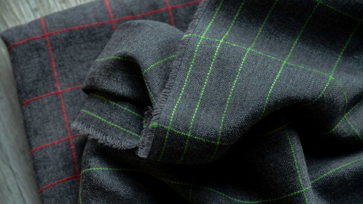 fine cashmere scarves in grey with red or green