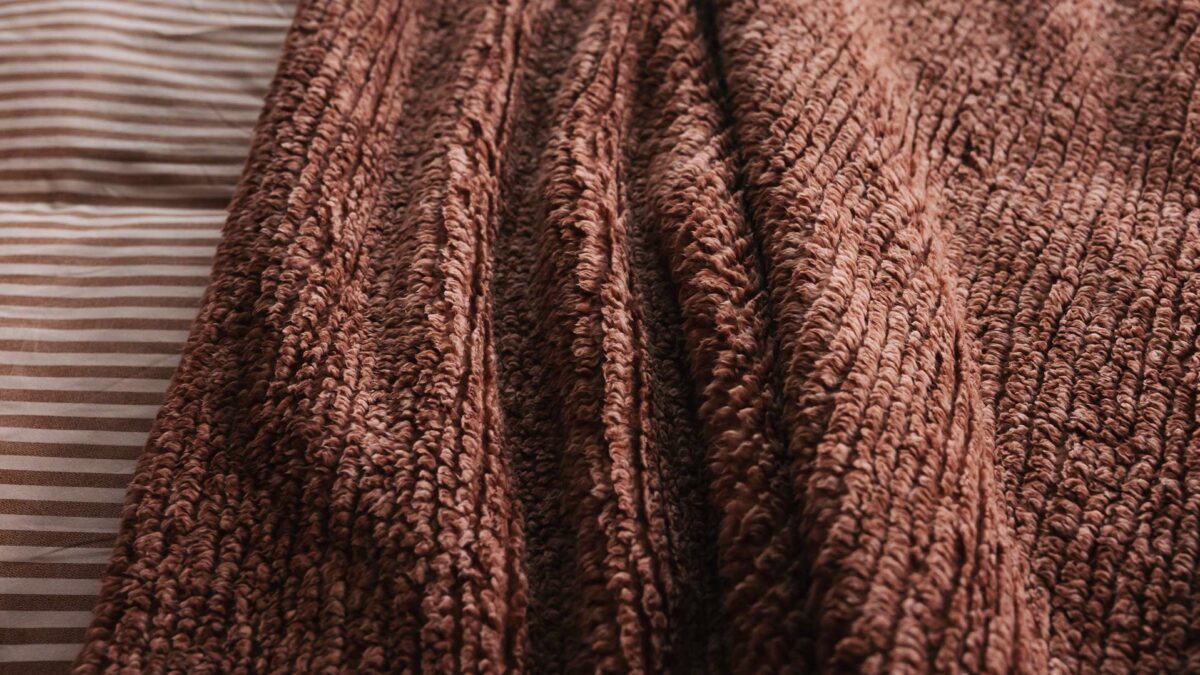fleece throw detail rust