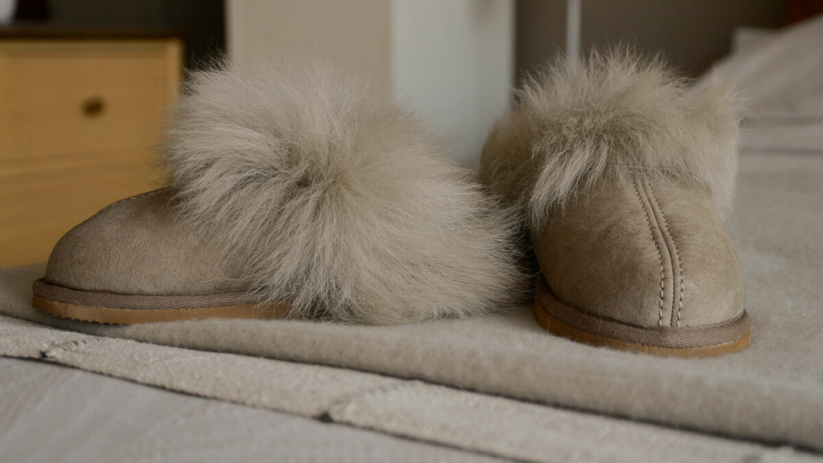 luxury fluffy edge sheepskin slippers in taupe