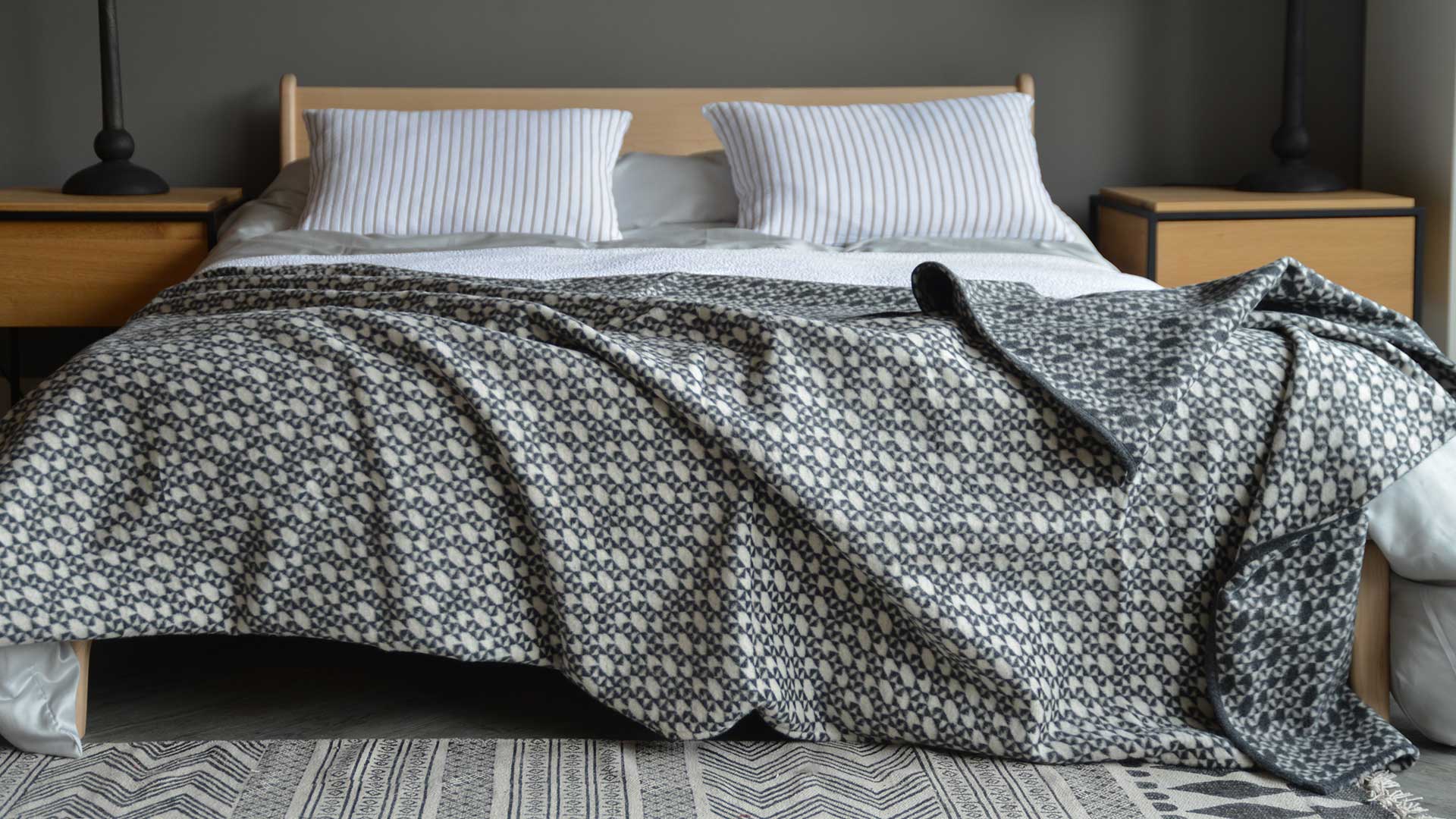 Fleecy Blanket in Ivory Charcoal