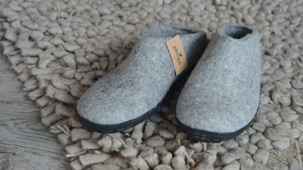 Felted wool grey slippers with rubber sole