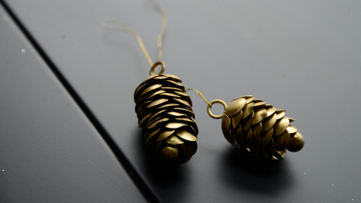 gold metal pine cones xmas tree decorations