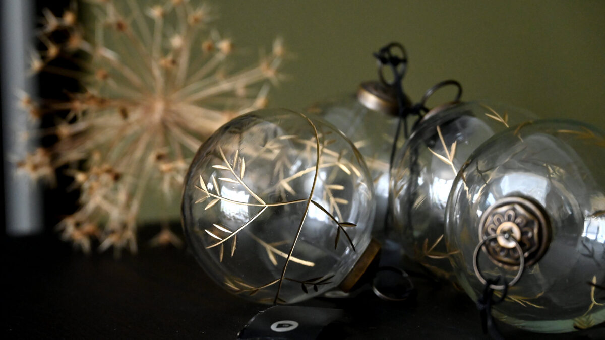 Box of Luxury Glass Christmas Ornaments - Gold Engraving - Image 5