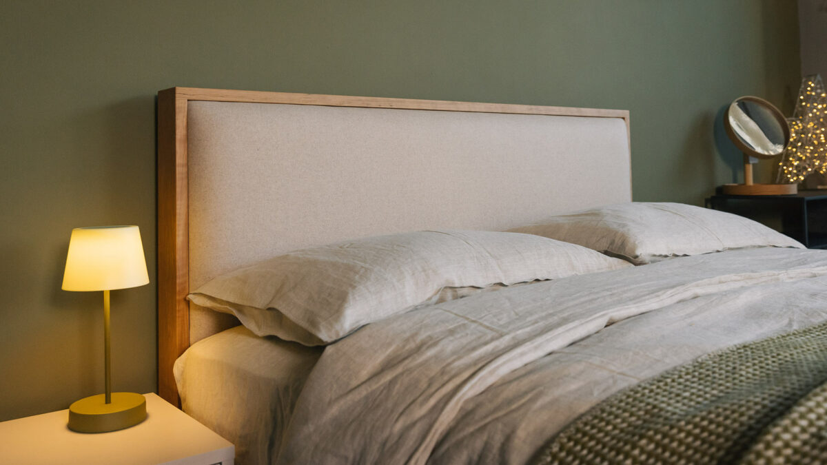 green lamp with shtland headboard
