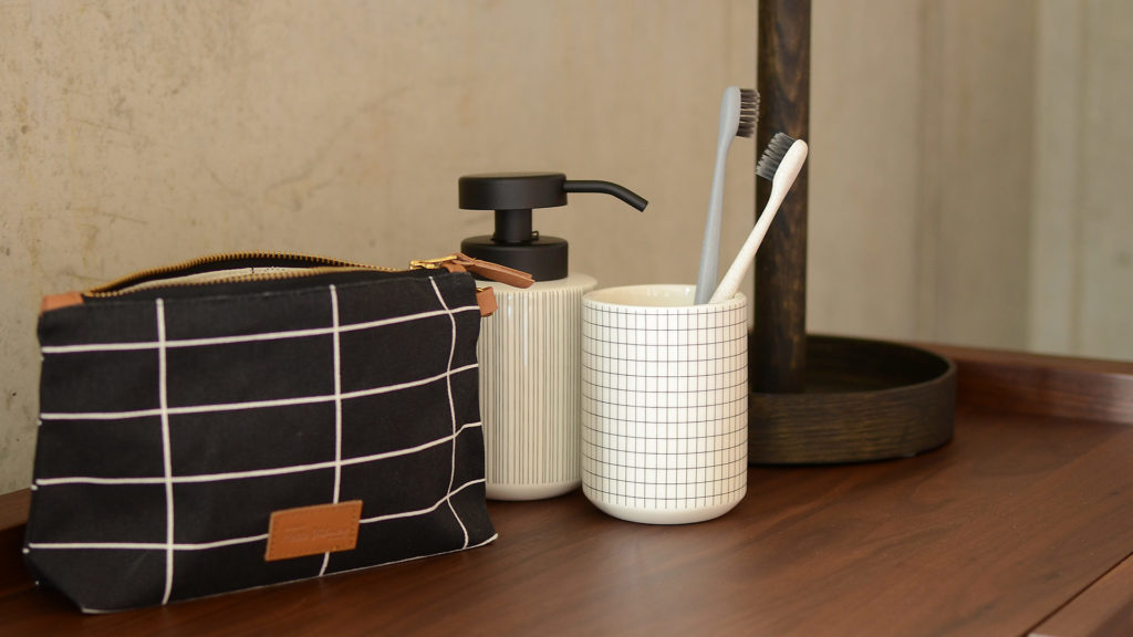 grid-soap-dispenser-and-pot-with-make-up-bag