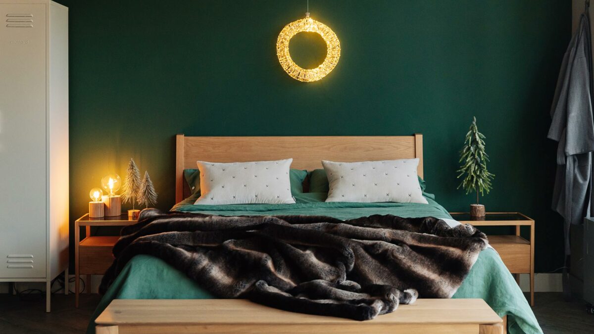 halo light christmas wreath with oak bed and faux fur bedspread