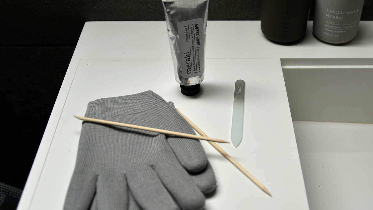 hand-cream-gloves-and-nail-care-set