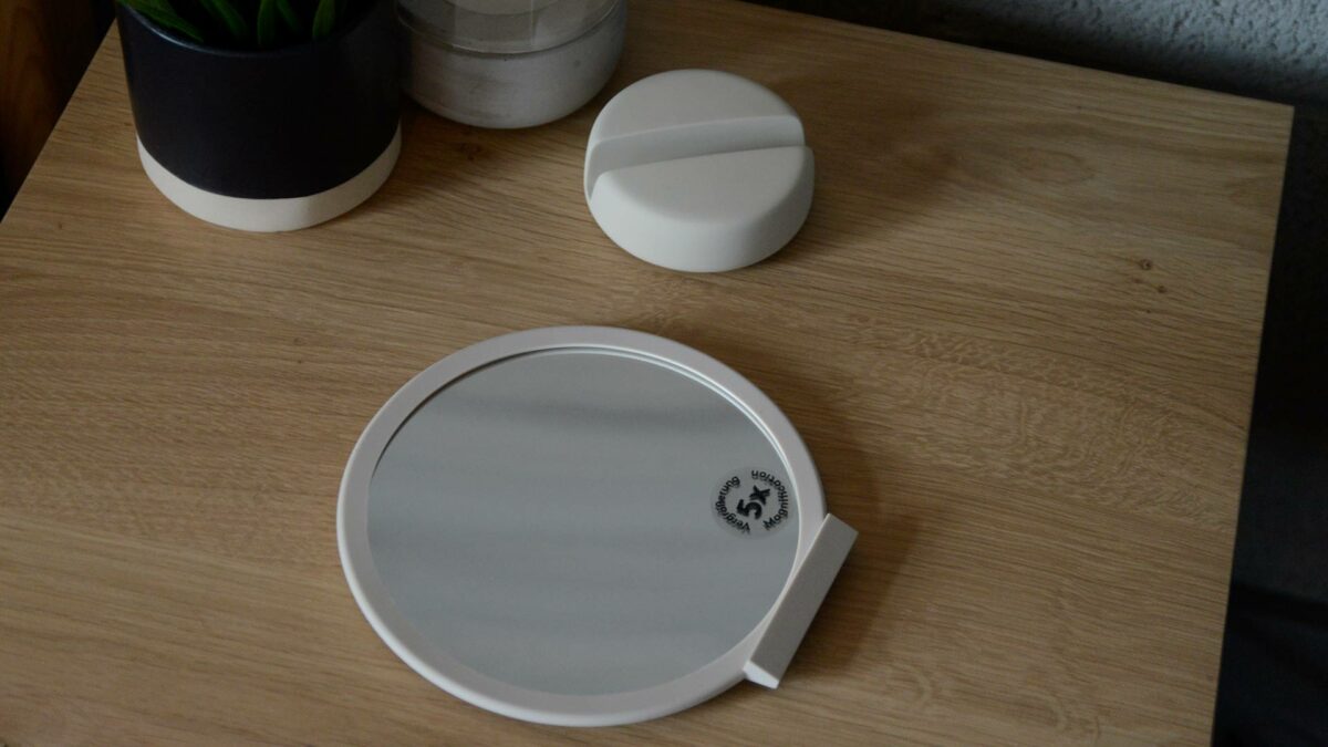 hand mirror with light concrete colour base