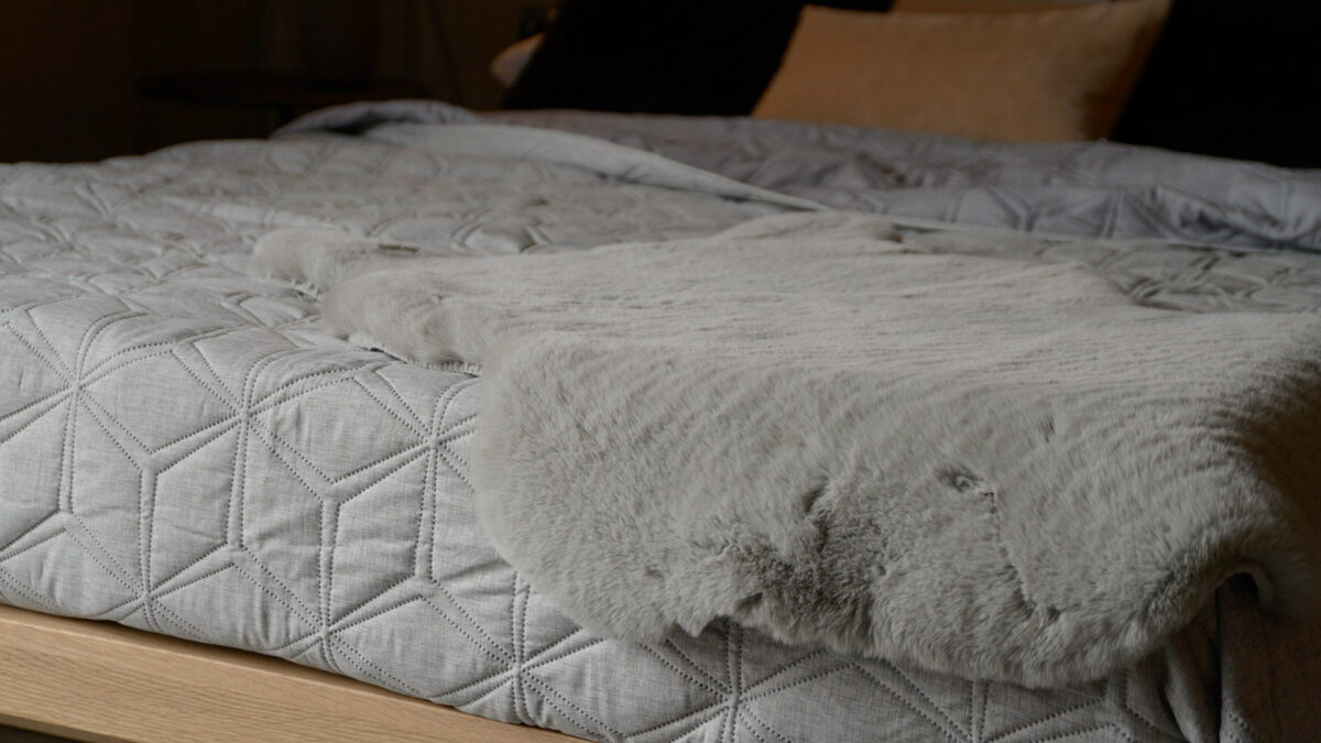 hexagonal quilt with faux fur rug in grey