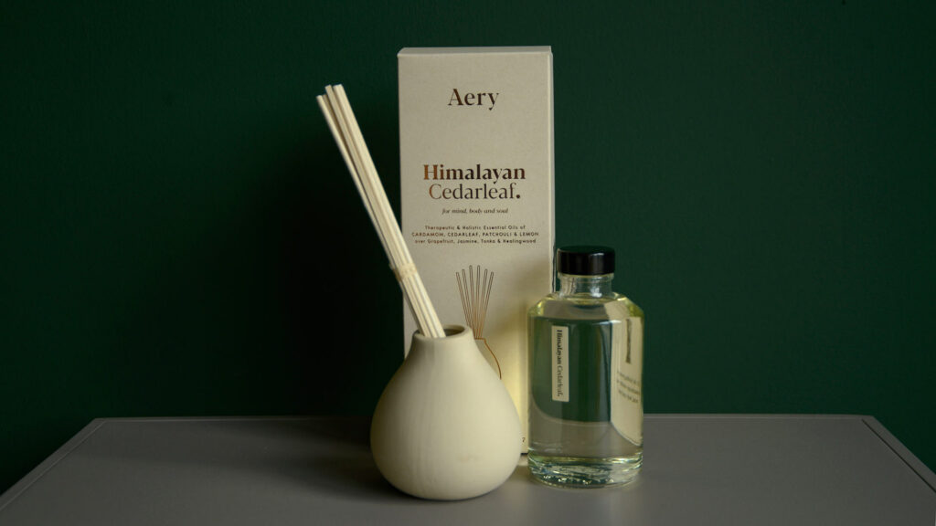 ceramic pot scent diffuser with Himalayan Cedarleaf scent