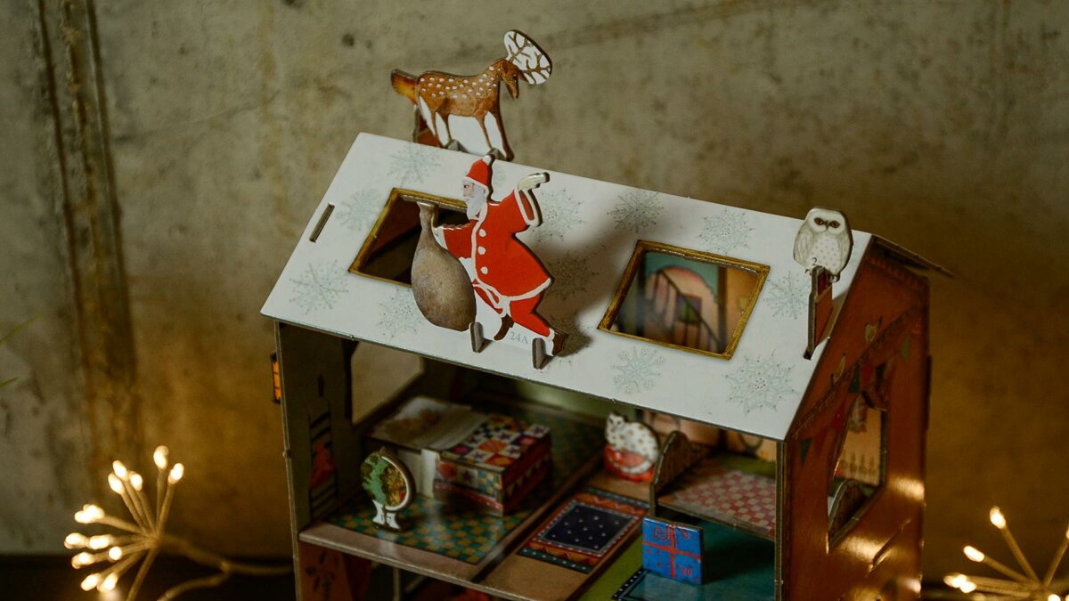 house advent card santa close up
