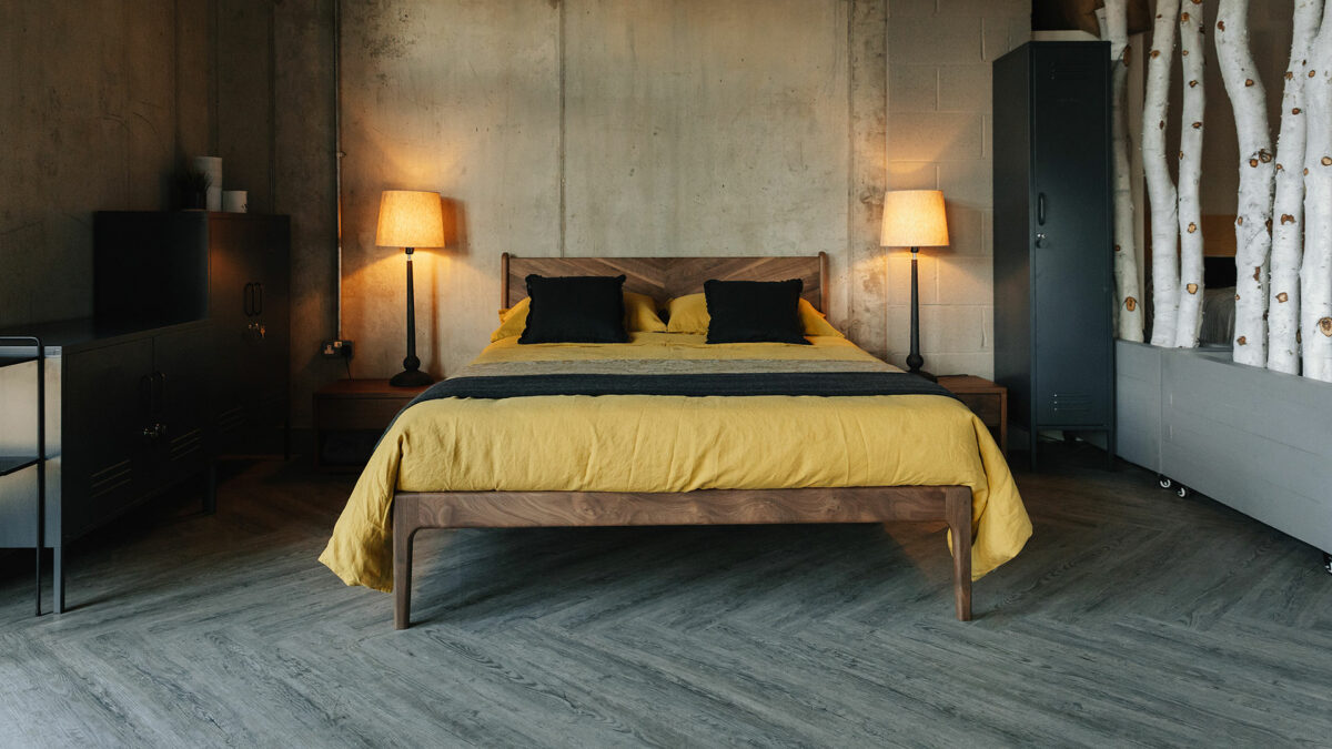 hoxton solid wood bed in walnut fron 1920