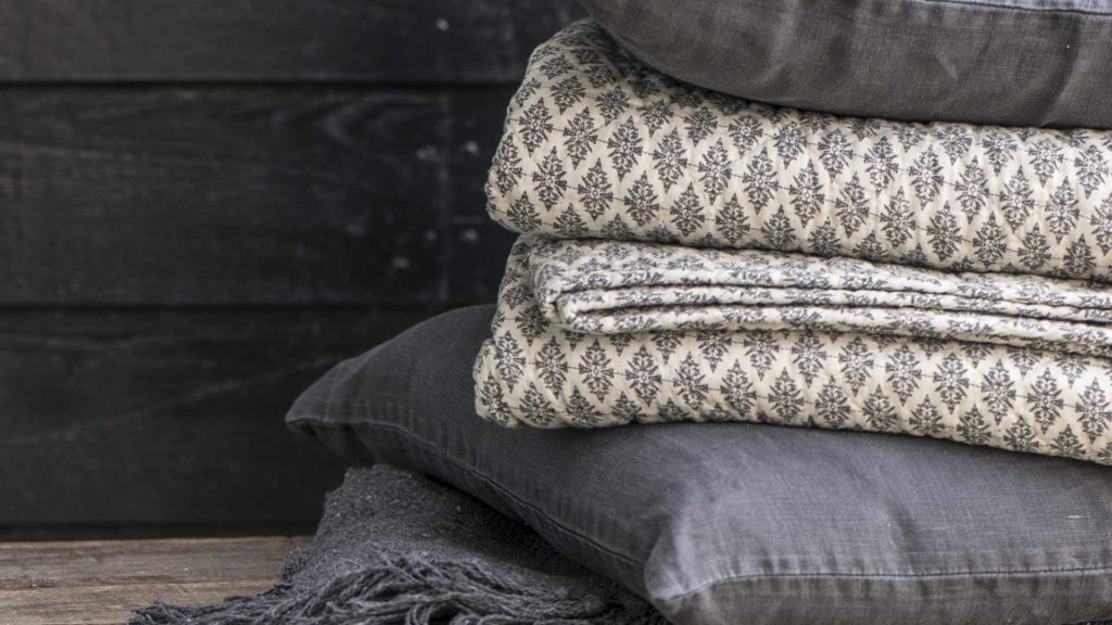 ib-laursen-black-diamond-quilted-throw