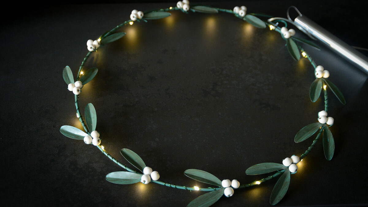 illuminated mistletoe wreath