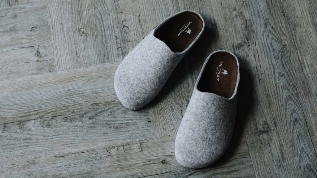 isabel clog style felt slippers in pale grey