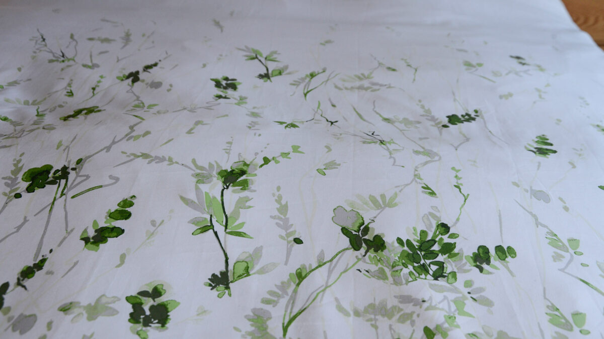 a close up of the design of the leaf pattern duvet set