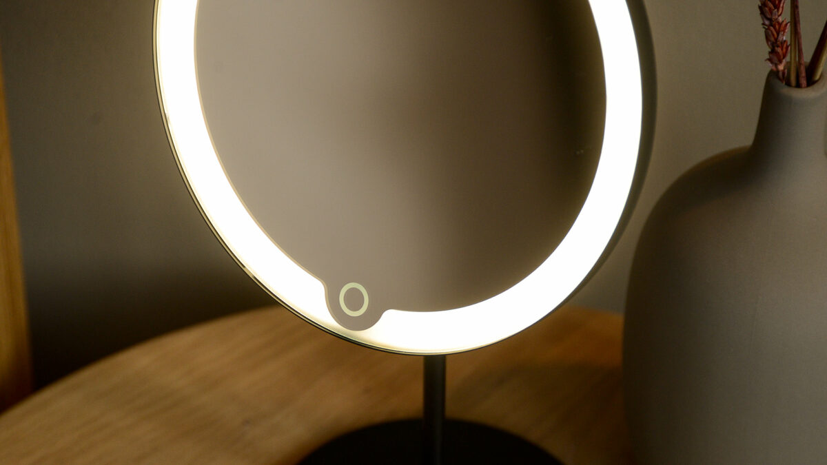 LED magnifying mirror cool light