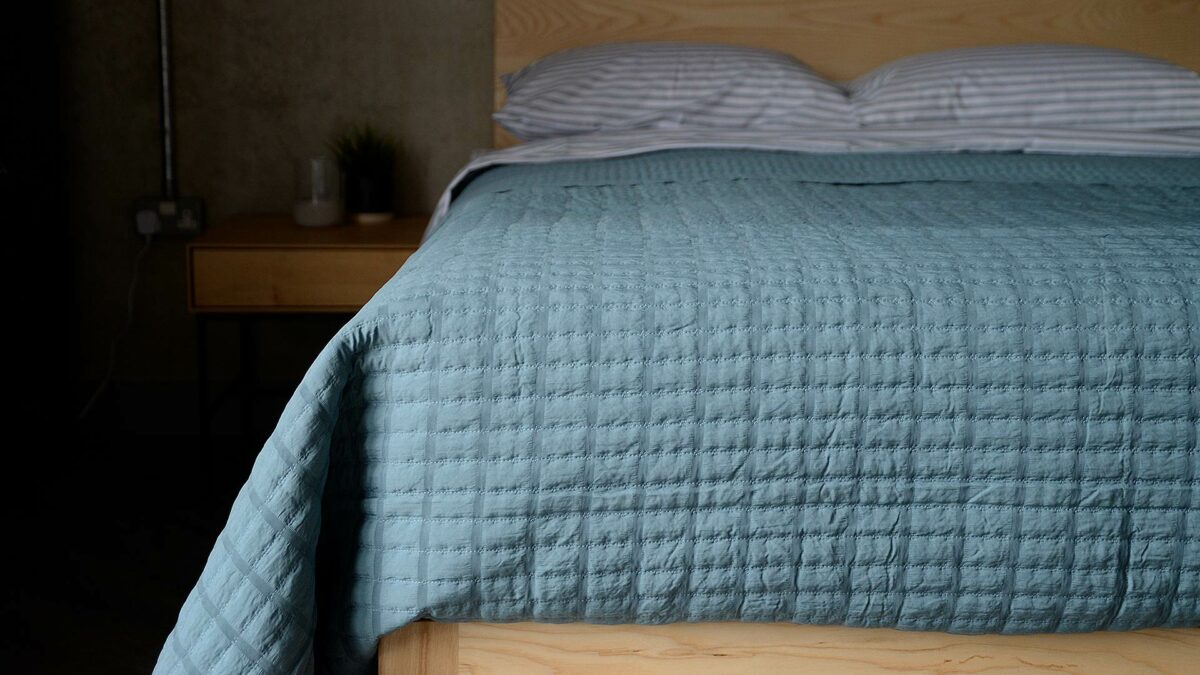 ribbon pattern blue quilted bedspread