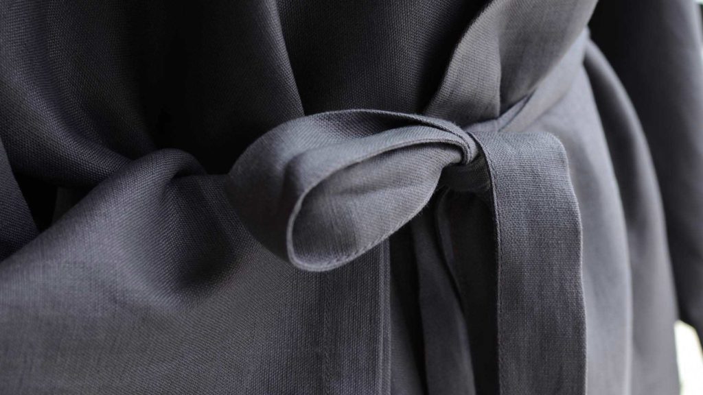 linen-kimono-robe-anthracite-detail