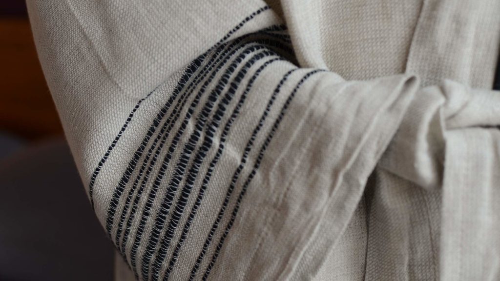 linen rich-robe-sleeve-detail