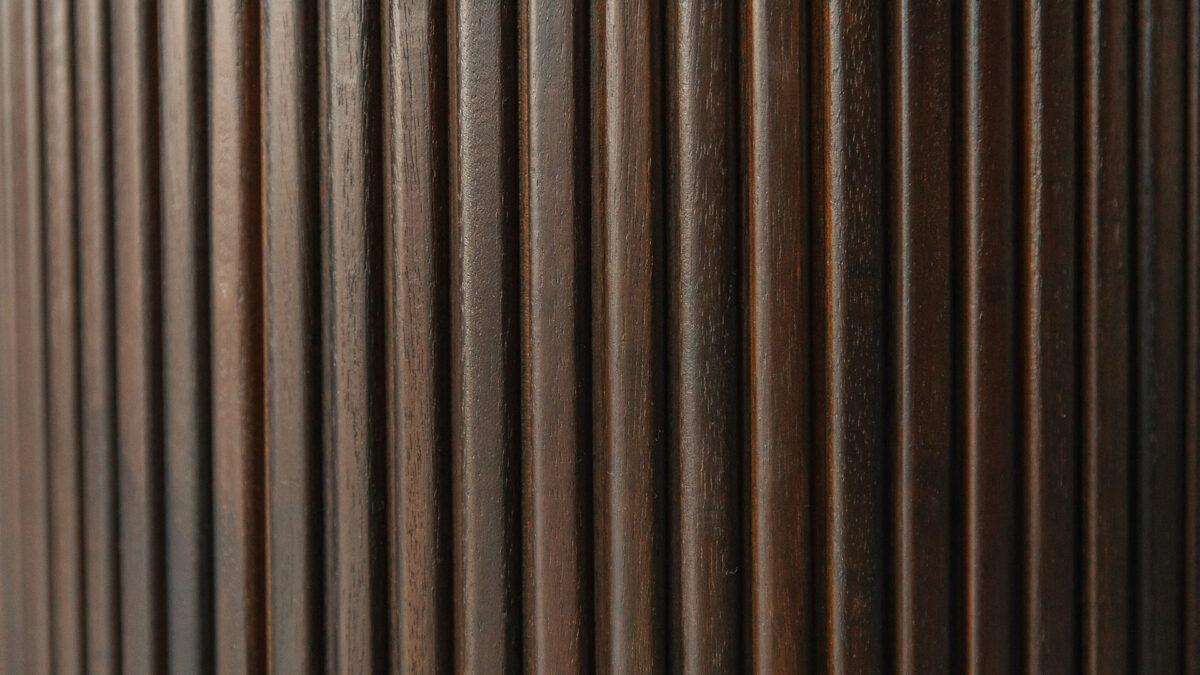 Ethnicraft roller side table detail view of the fluted sides