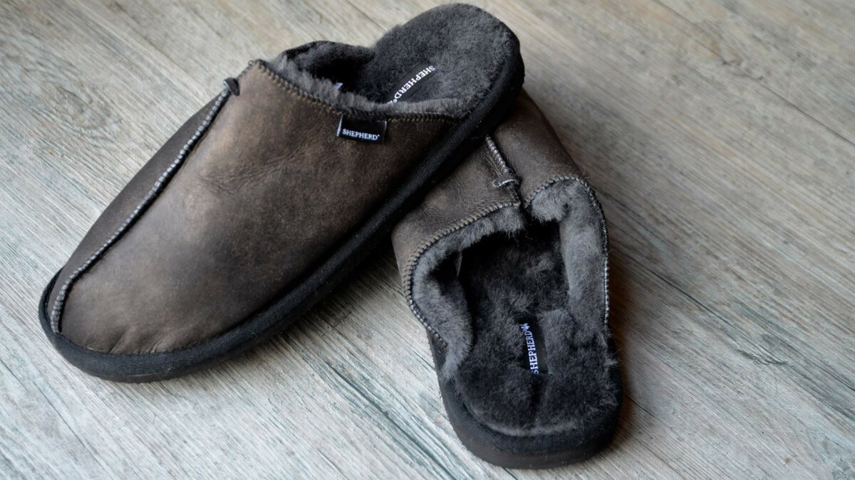 For men dark brown sheepskin slippers with open heel