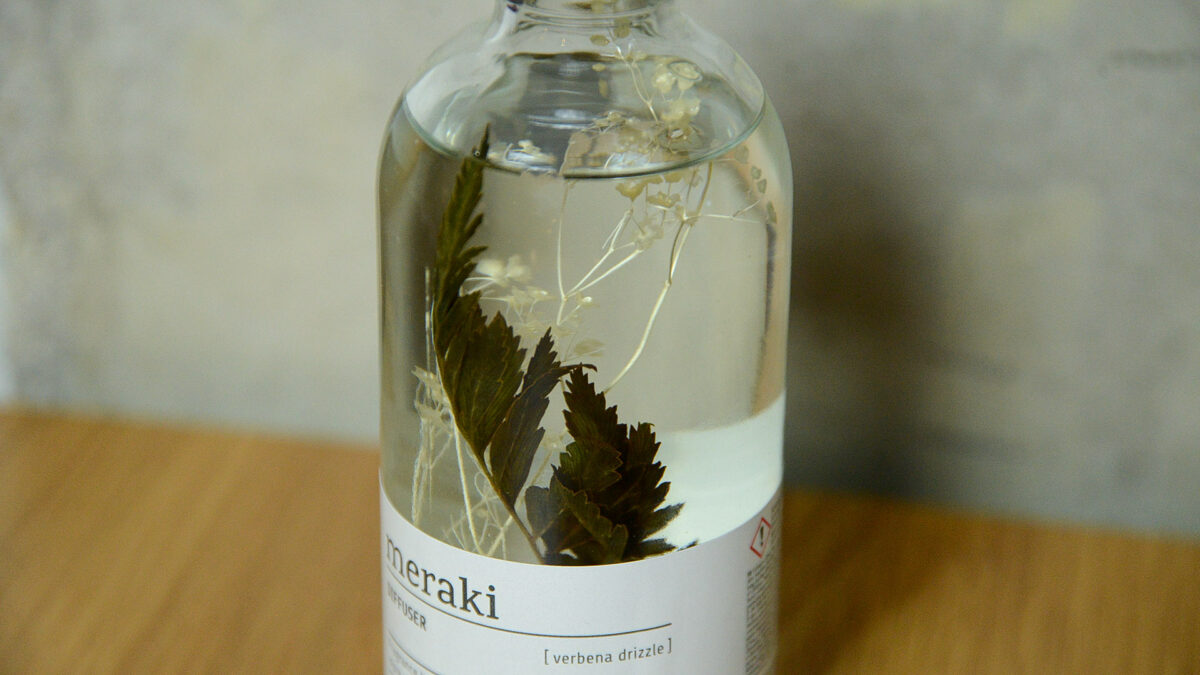 meraki diffuser verbena drizzle close up shot